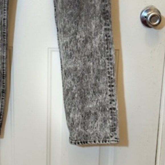 1980s Levi's 501 Button-Fly Straight-Leg Black Acid Wash Jeans Sz 30x36 Uni-Sex - Picture 8 of 15